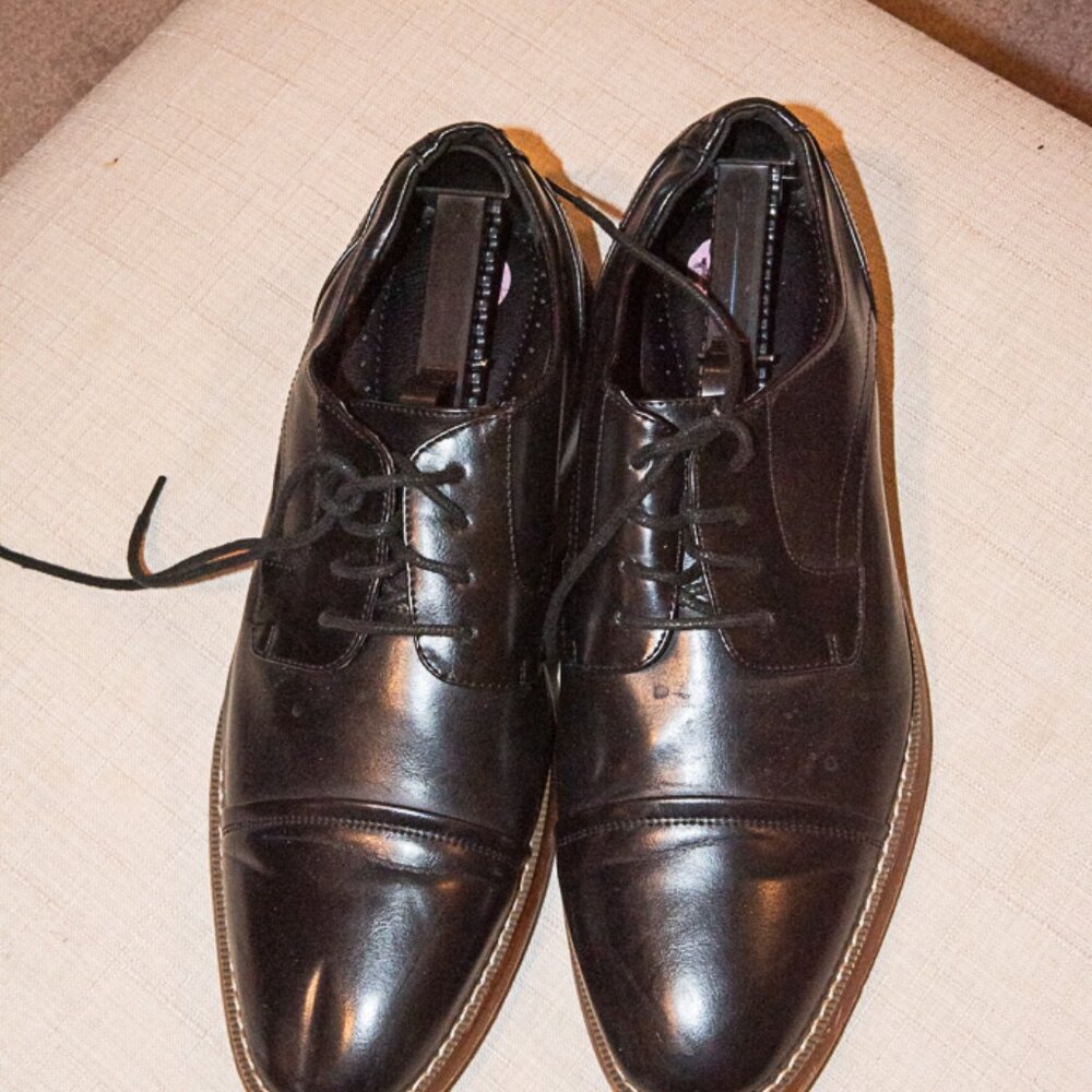 Van Heusen Black Cap Toe Dress Shoe Mens Size 10 1/2